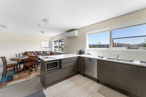 T Bar On Twynam - Modern 2BR Apartment L WiFi L Netflix L BBQ L Smart TV L Air-Con - Accommodation Burleigh 1