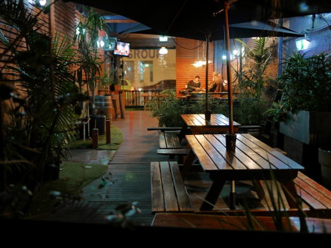 Bev And Mick's International Backpackers At Mcmahon's - Accommodation Burleigh 0