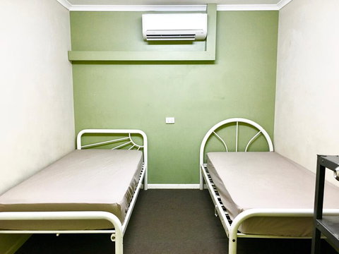 Bigfoot Backpackers - Accommodation Burleigh 2