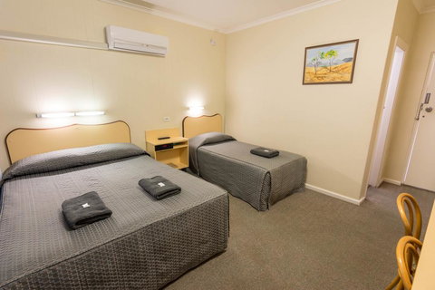 Billabong Motel - Accommodation Burleigh 2