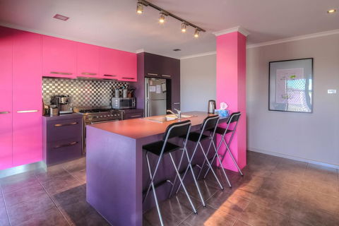 Birdland - Bold, Unique And Modern - Accommodation Burleigh 0
