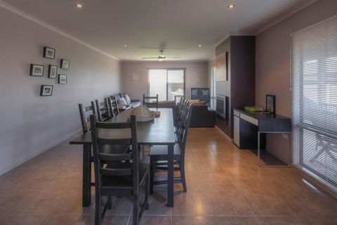 Birdland - Bold, Unique And Modern - Accommodation Burleigh 3