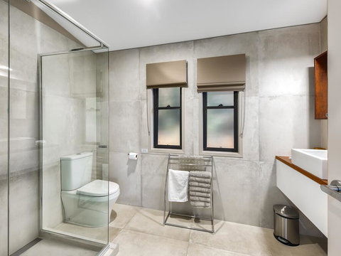 Blue Summit Cottages - Accommodation Burleigh 2