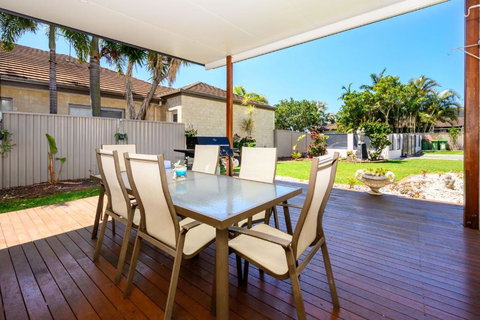 Theme Park Paradise 4BR Spacious Family Home - Accommodation Burleigh 2