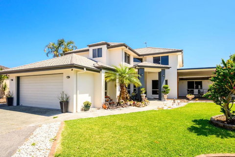 Theme Park Paradise 4BR Spacious Family Home - Accommodation Burleigh 1