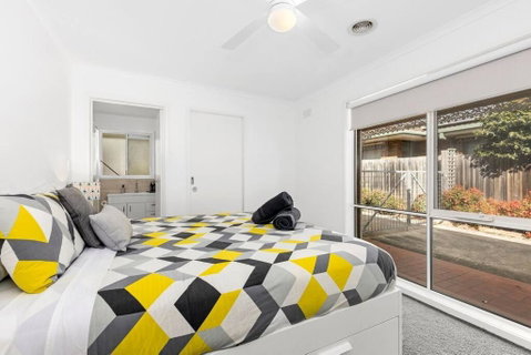 WATERFRONT - BAY VIEWS - Edgewater Springs - Accommodation Burleigh 2