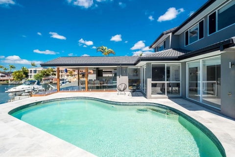 Waterfront Resort Style Retreat Runaway Bay - Accommodation Burleigh 0
