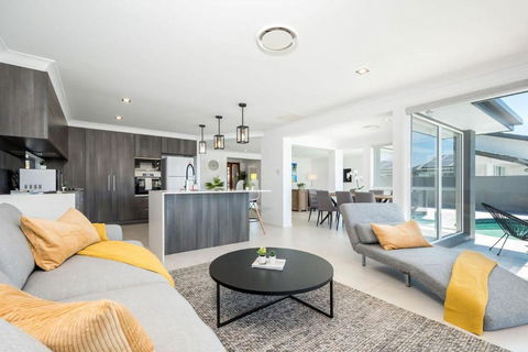 Waterfront Resort Style Retreat Runaway Bay - Accommodation Burleigh 1