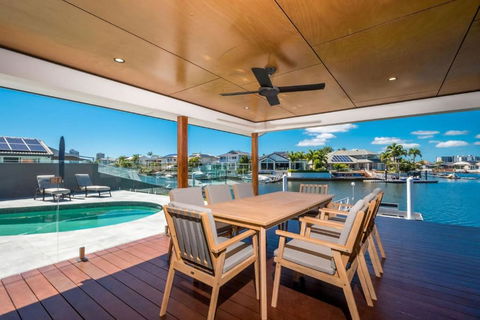 Waterfront Resort Style Retreat Runaway Bay - Accommodation Burleigh 2