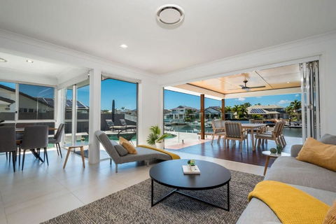 Waterfront Resort Style Retreat Runaway Bay - Accommodation Burleigh 3