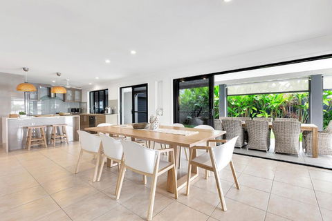 YALLA24-Luxury Resort Style Home - Accommodation Burleigh 3