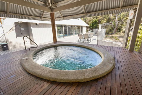 Amphion - Waterfront Retreat - Accommodation Burleigh 4