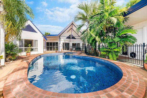 An Absolute Poolside Break By Casuarina Beach - Accommodation Burleigh 0