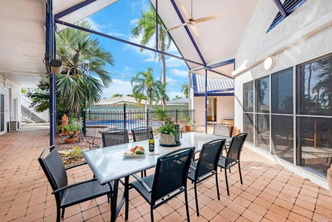 An Absolute Poolside Break By Casuarina Beach - Accommodation Burleigh 1