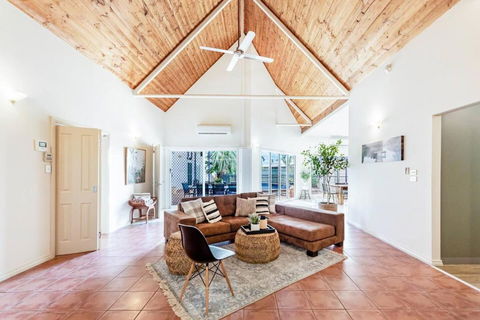 An Absolute Poolside Break By Casuarina Beach - Accommodation Burleigh 2