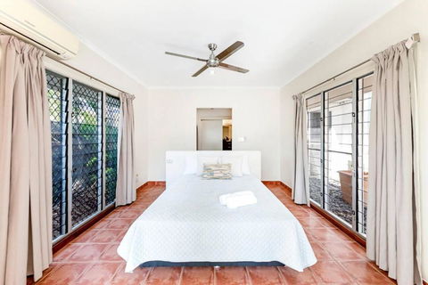An Absolute Poolside Break By Casuarina Beach - Accommodation Burleigh 4