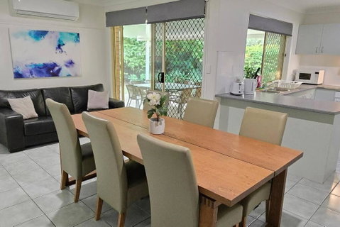 Relaxing Hamptons Style Home In Forest Lake - Accommodation Burleigh 3