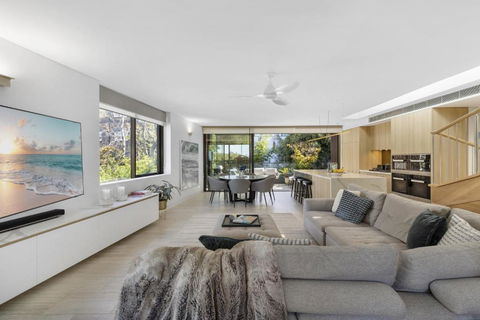 YAWA1B - Bellevue Hill Penthouse - Accommodation Burleigh 1