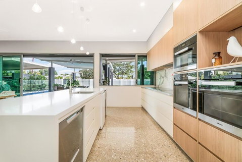 ZenLux Massive 5-BR Holiday Home - Pool - BBQ - Accommodation Burleigh 1
