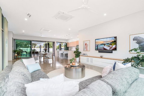 ZenLux Massive 5-BR Holiday Home - Pool - BBQ - Accommodation Burleigh 2